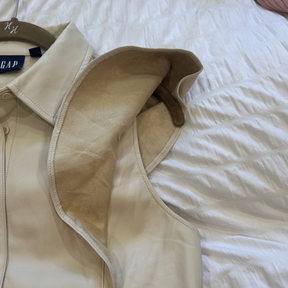 NWT GAP Women's Vegan Faux Leather Cream Button-Down Shirt Size Medium - Picture 8 of 10